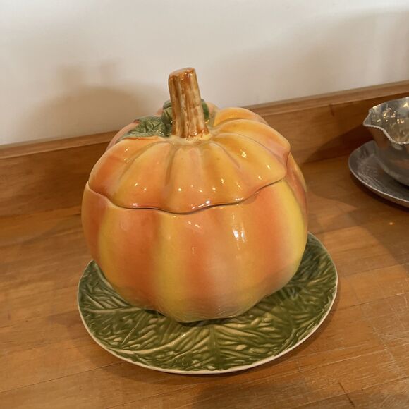 HARVEST Ceramic Lidded Pumpkin Shaped Soup Tureen and Serving Plate - Picture 3 of 10